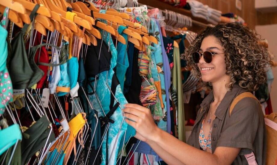 Jak wysoki stan w kostiumie modeluje sylwetkę plus size i od czego zależy efekt