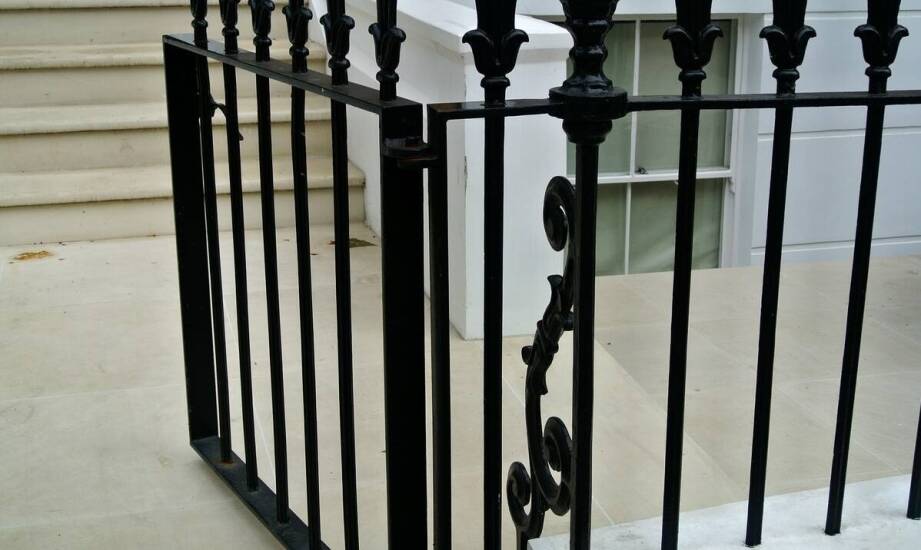 Jak elementy kute budują spójny wygląd ogrodzenia, balustrady i krat w jednej posesji