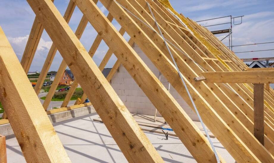 Prefabrykowane belki przy attyce hali: kiedy obciążenia wymuszają projekt indywidualny