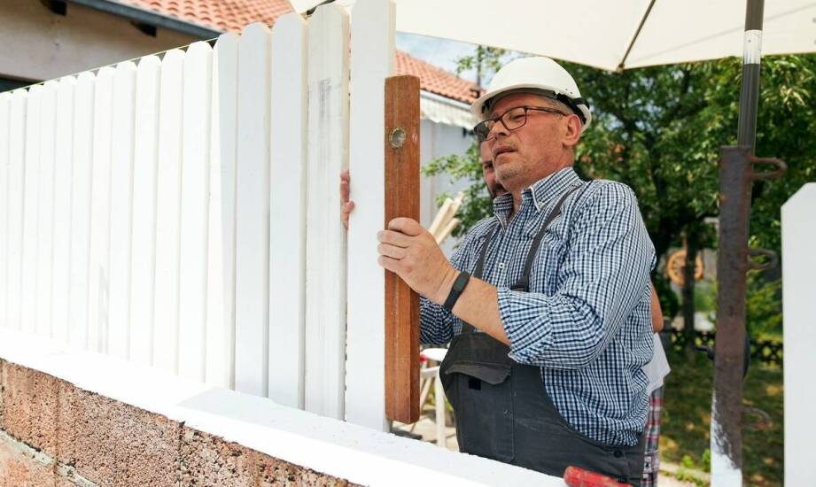 Montaż palisadowego ogrodzenia przy domu — jak ocenić zakres prac przed zamówieniem