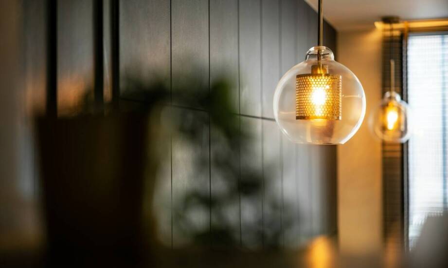 Plafon czy lampa wisząca — jak dopasować światło do małego mieszkania w bloku