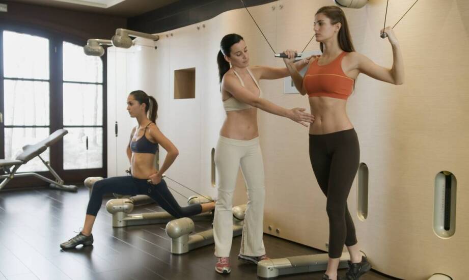 Czym różni się studio pilatesu od sali fitness i kiedy ma znaczenie mała grupa