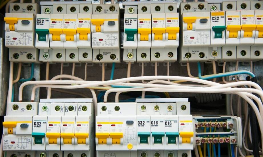 Kiedy różnicówka trójfazowa ma sens w instalacji domowej i warsztatowej