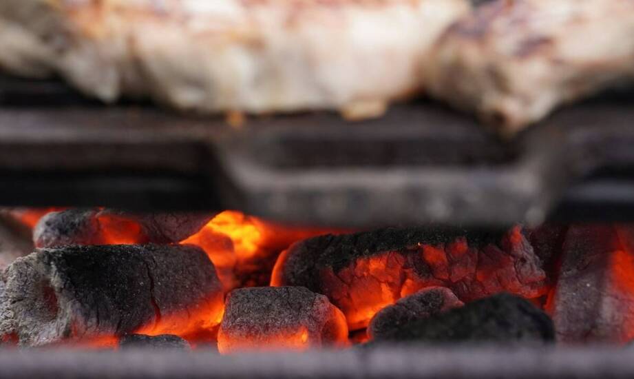 Biała podpałka w kostkach — kiedy sprawdza się przy grillu i kominku