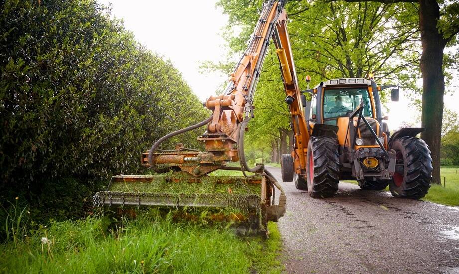 Czym różni się cięcie bijakowe i rotacyjne przy utrzymaniu poboczy i rowów
