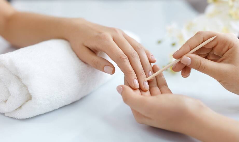 Jak dobrać kosmetyk do skórek do manicure hybrydowego i domowej pielęgnacji