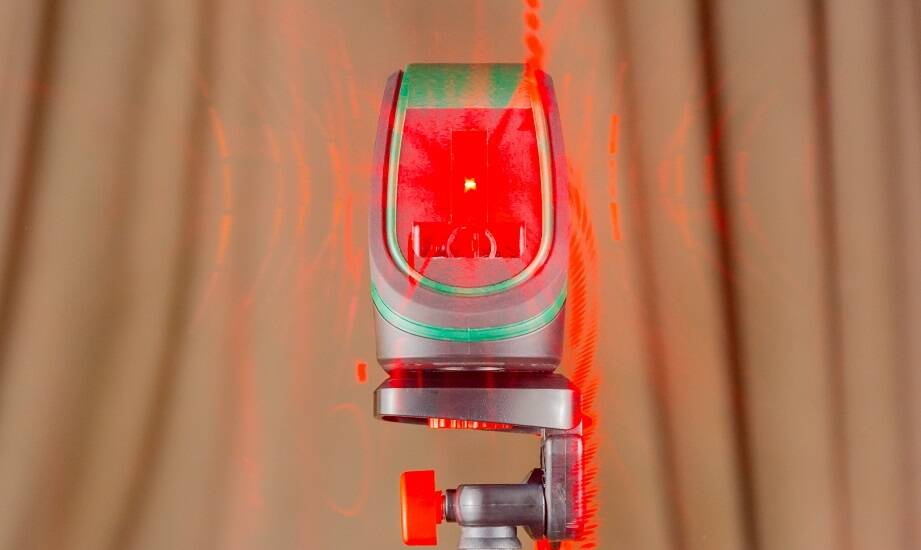 Jak ocenić przyrząd do pomiarów laserowych w warsztacie, gdy liczą się pył, olej i kalibracja