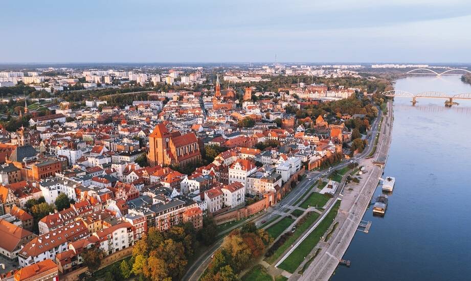 Jak hotelowe spa, basen i widok na Wisłę wpływają na pobyt w Toruniu