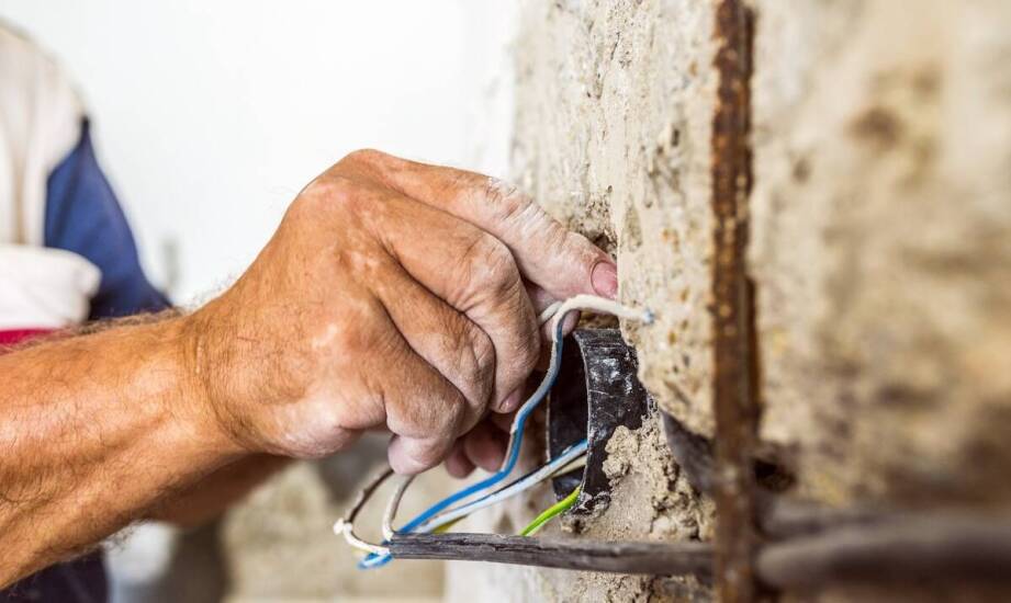 Co najbardziej zmienia koszt i zakres modernizacji instalacji elektrycznej w starym domu lub mieszkaniu