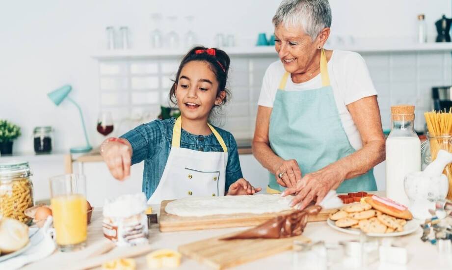 Jak dobrać kuchenny fartuch na prezent, by pasował do babci i jej rytmu gotowania
