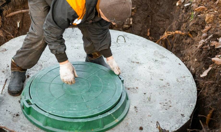 Regulacja wysokości pokrywy włazu podczas montażu — kiedy drobny błąd utrudnia eksploatację instalacji