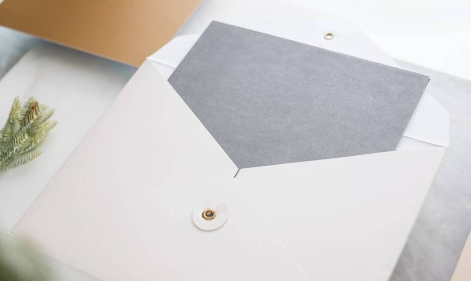 Dlaczego grubość papieru w kopercie zmienia odbiór kampanii i parametry produkcji