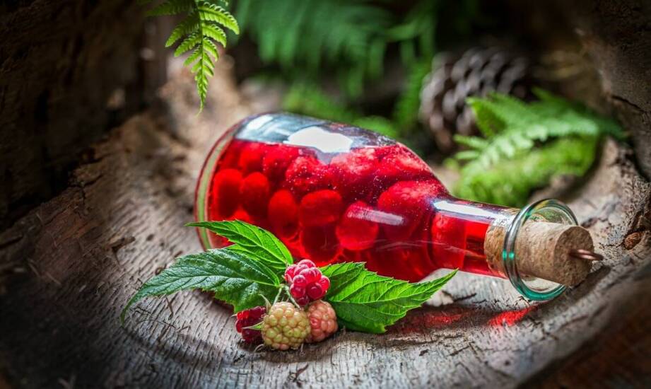 Jak otwarta nalewka z malin reaguje na światło, temperaturę i kontakt z powietrzem