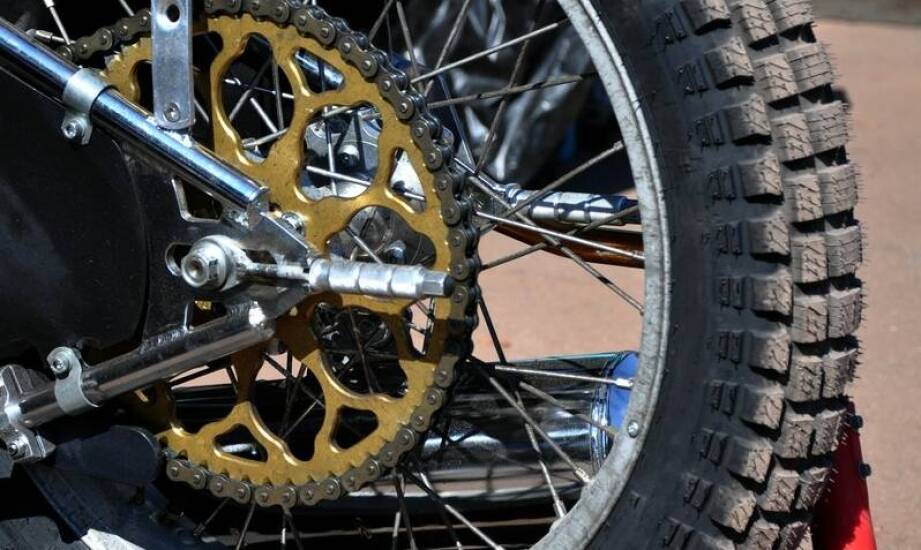 Felgi motocyklowe i skuterowe po powłoce proszkowej — dlaczego demontaż osprzętu jest kluczowy