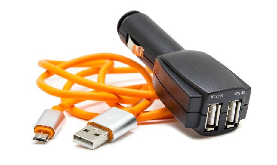Gniazdo USB w skuterze i motocyklu — jak ocenić zasilanie, wodoodporność i sens montażu