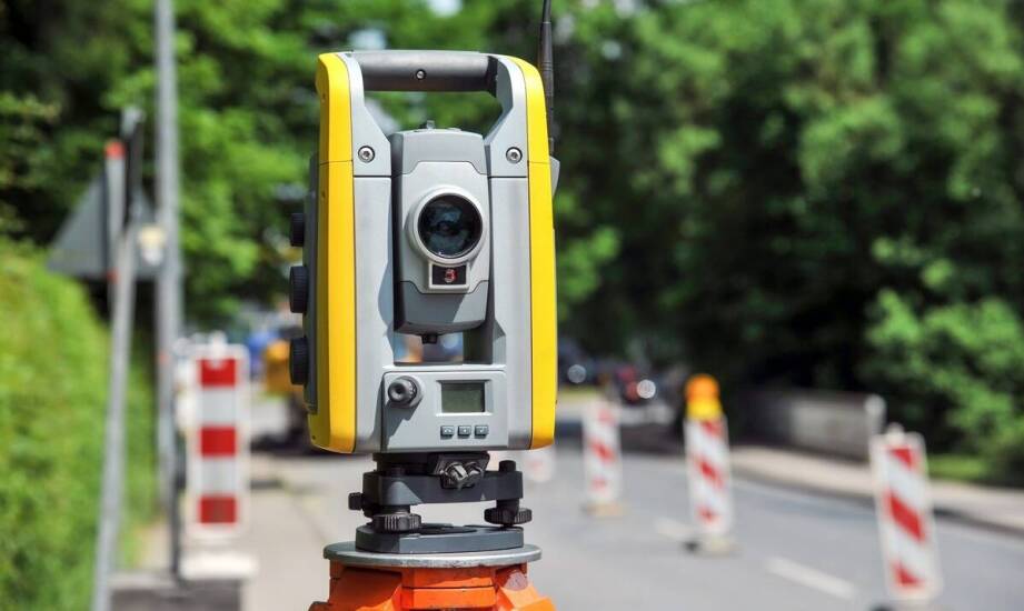 Kiedy odbiornik GNSS wystarcza, a kiedy tachimetr staje się konieczny na budowie