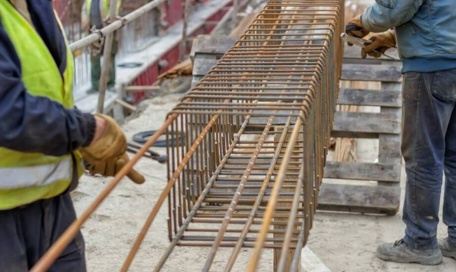 Jak dobrać stalowy płaskownik do obciążenia, spawania i balustrad w budownictwie