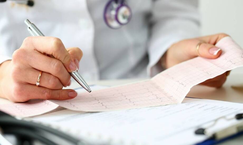 Pierwsza konsultacja kardiologiczna u dorosłych — jakie dokumenty, pytania i badania warto przygotować