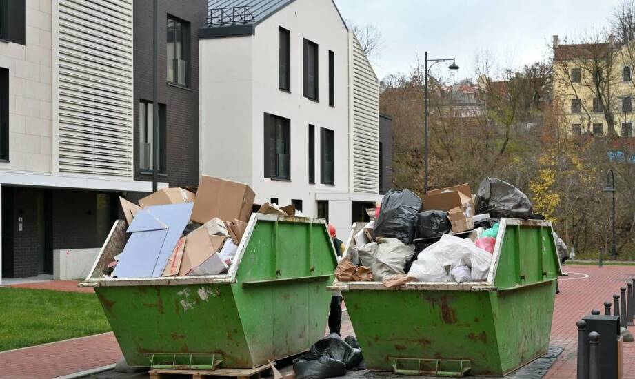 Jakie problemy strefy odpadów sygnalizują potrzebę wiaty przy bloku i domu jednorodzinnym