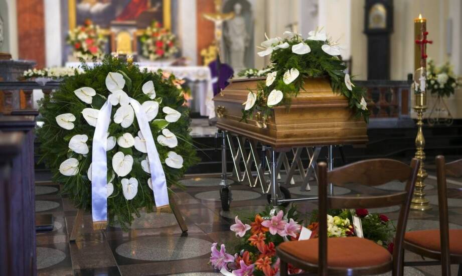 Pogrzeb katolicki i świecki — jak różni się organizacja od pierwszej decyzji do pochówku