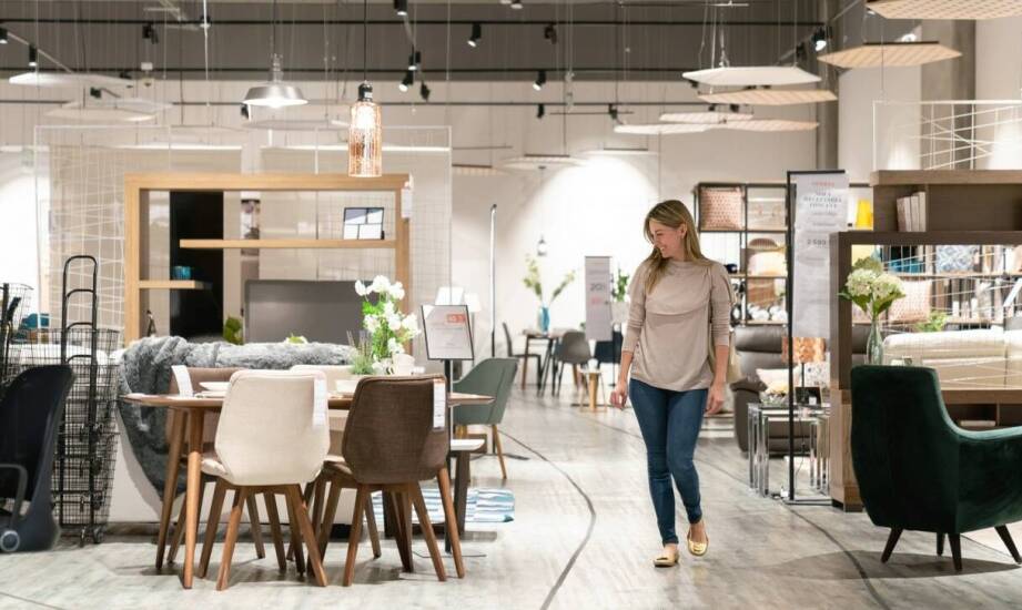 Jak dopasować wymiary i materiały mebli do open space administracji sieci handlowych