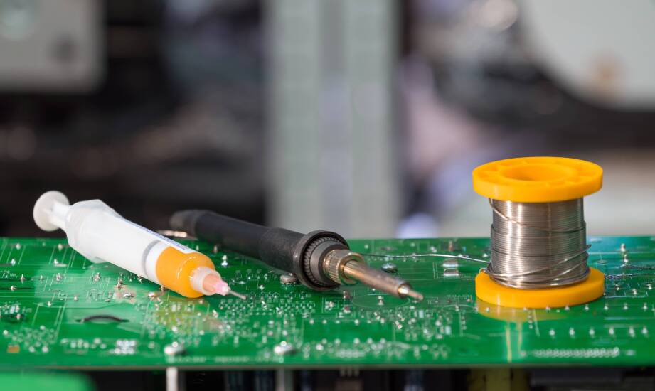 Warstwa cyny na stykach elektronicznych — kiedy pomaga w lutowaniu i ochronie przed korozją
