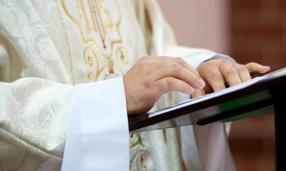 Jak materiał, krój i rozmiar wpływają na wygodę koszuli noszonej przez duchownego