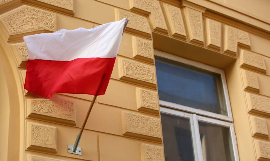 Jak dobrać mocowanie flagi do balkonu, elewacji i masztu