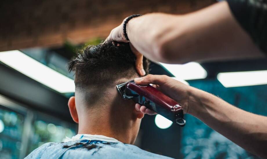Jak rozpoznać szkolenie barberskie, które przygotowuje do pierwszych samodzielnych cięć