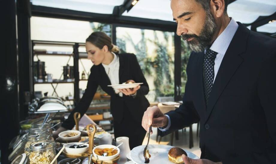 Jak wdrażać zrównoważony catering w bufetach firmowych i restauracyjnych bez chaosu organizacyjnego