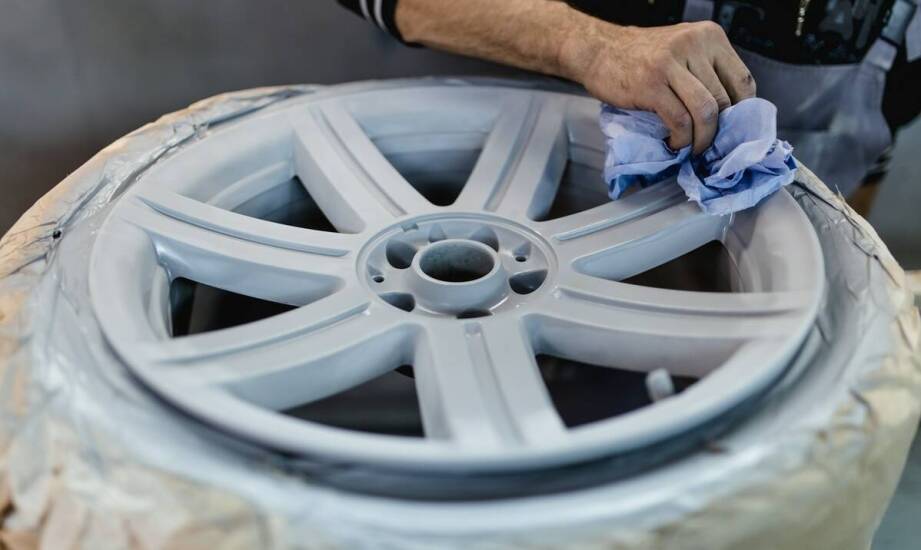 Od stanu aluminium do gotowej powłoki — jak przebiega renowacja felg youngtimera