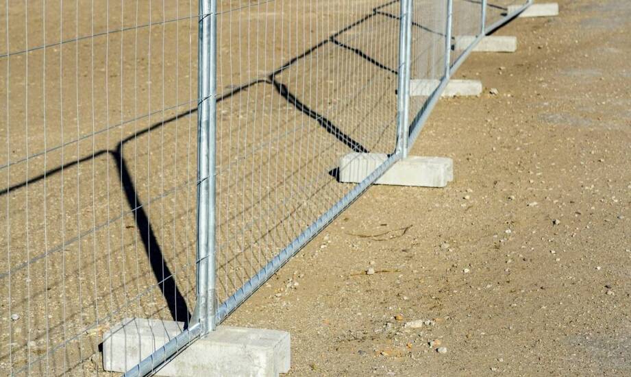Jak przygotować grunt pod ogrodzenie panelowe na glinie, spadkach i nasypach