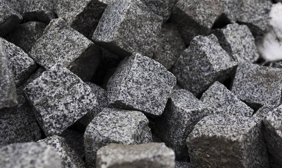 Czym bazaltowa kostka różni się od granitu na podjeździe i w ogrodzie