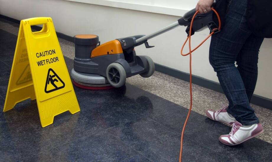 Jak dobrać fakturę i grubość taśmy antypoślizgowej do oleistych podłóg w warsztacie i hali produkcyjnej