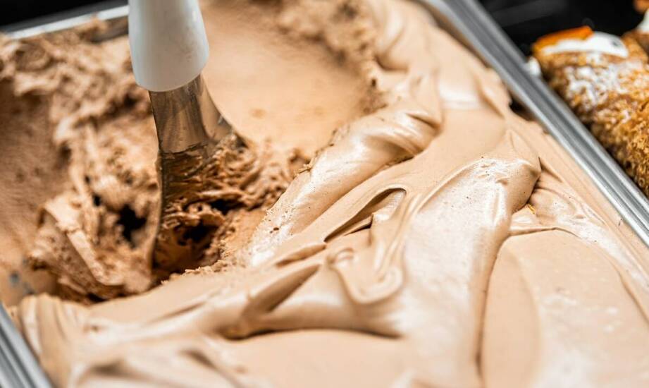 Dlaczego gelato po wyjęciu z zamrażarki traci kremowość i jak temu zapobiec w domu