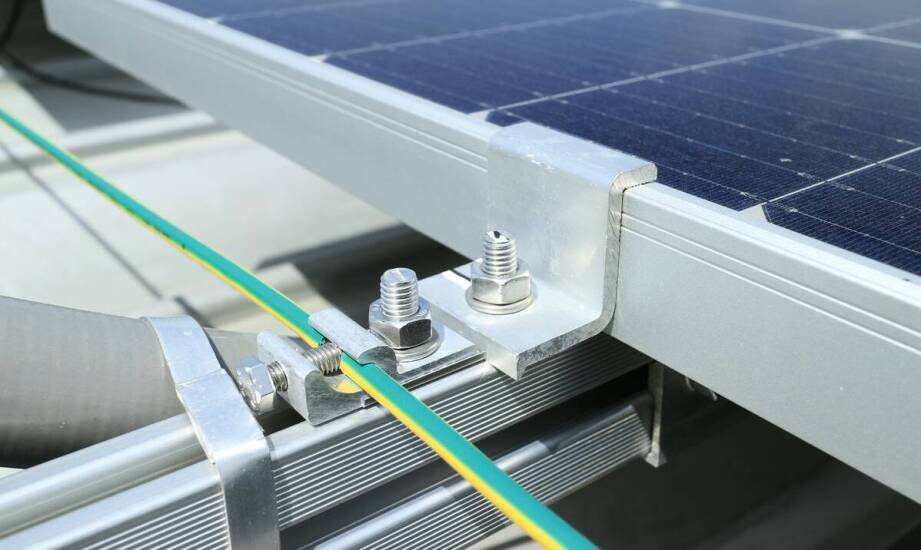 Dlaczego elementy montażowe decydują o trwałości instalacji PV na dachu i gruncie