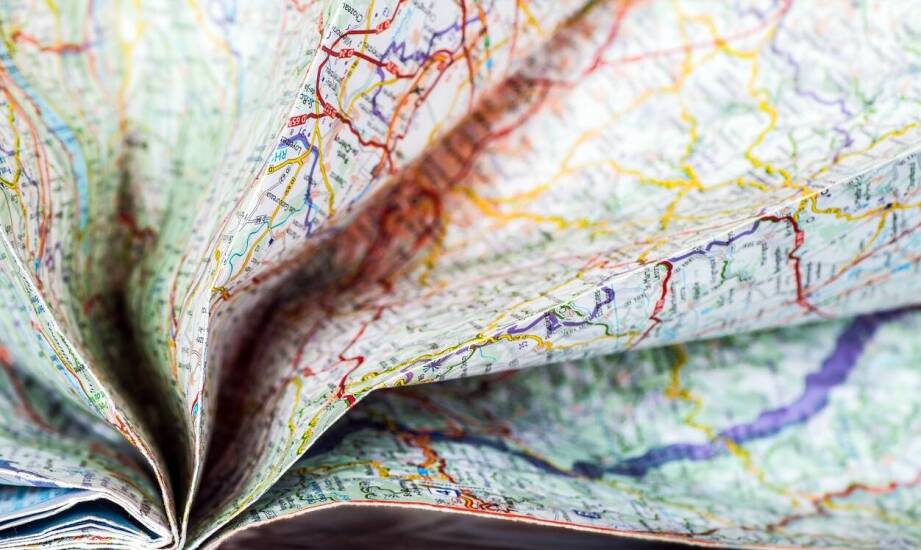 Jak dobrać papier i uszlachetnienie do map ściennych i składanych drukowanych offsetowo