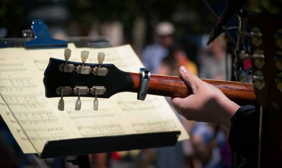 Dlaczego pierwsza gitara do lekcji musi pasować do wieku, dłoni i sposobu nauki