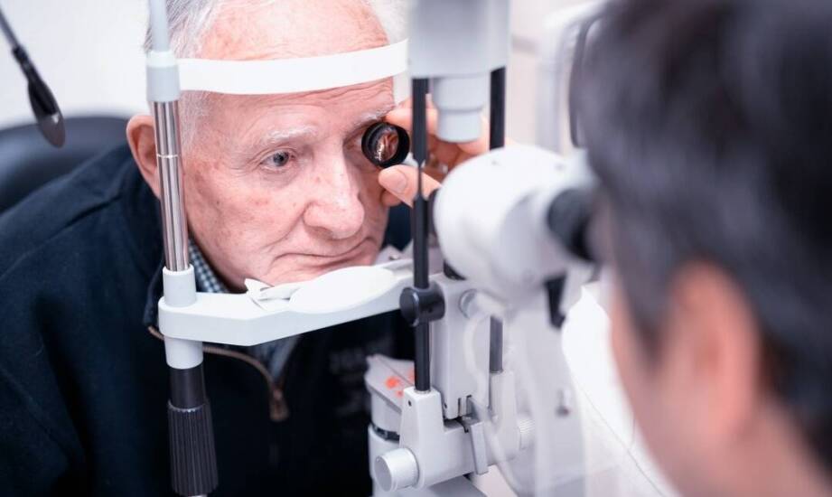 Gdy zaćma odbiera samodzielność seniorowi — od pierwszych ograniczeń do leczenia operacyjnego