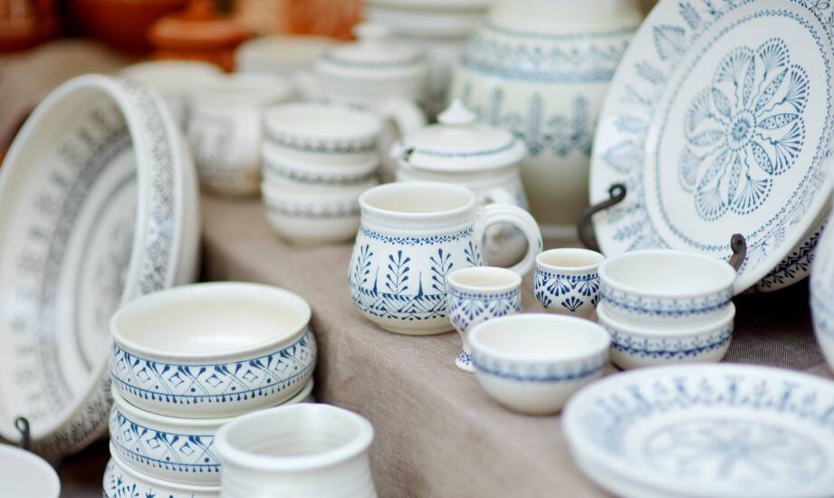 Jak skomponować ceramiczny komplet na prezent, rodzinny stół albo pamiątkę z podróży