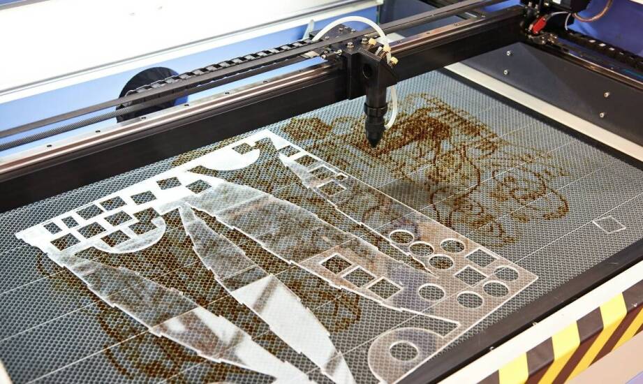 Plexi ekstrudowana i wylewana przy obróbce laserowej oraz CNC w projektach POSM — co zmienia w projekcie