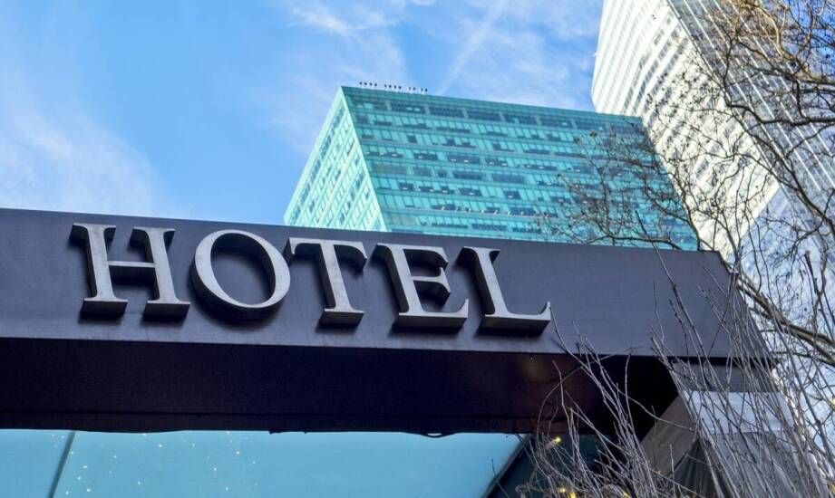 Jak pylony i totemy porządkują orientację przy hotelach, galeriach i salonach