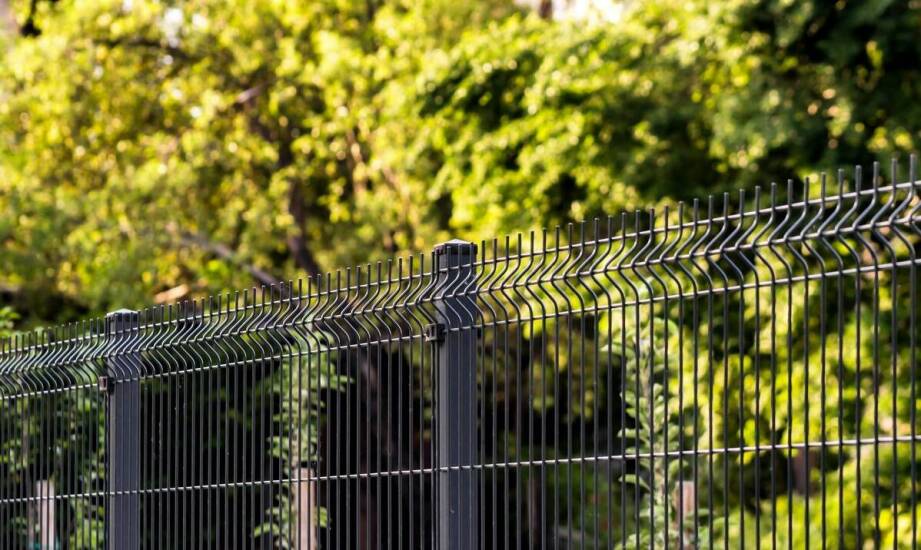 Ogrodzenie panelowe na działce ze spadkiem — co decyduje o stabilności w górskim terenie