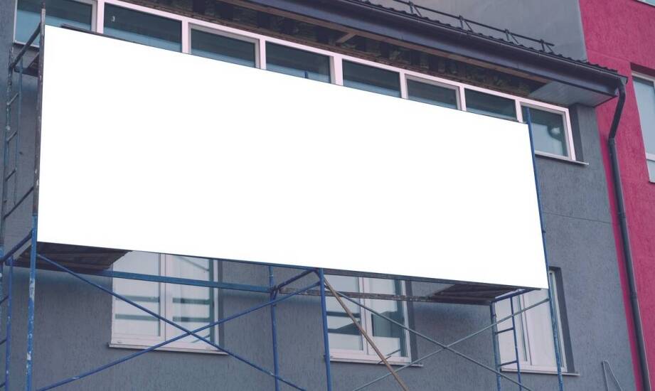 Jak producent dużych tablic reklamowych zamienia brief w projekt gotowy do montażu