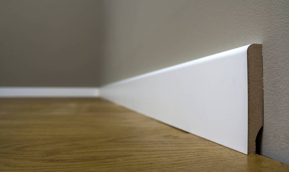 Kiedy listwy MDF przy panelach laminowanych i winylowych są dobrym wykończeniem, a kiedy stają się ryzykiem
