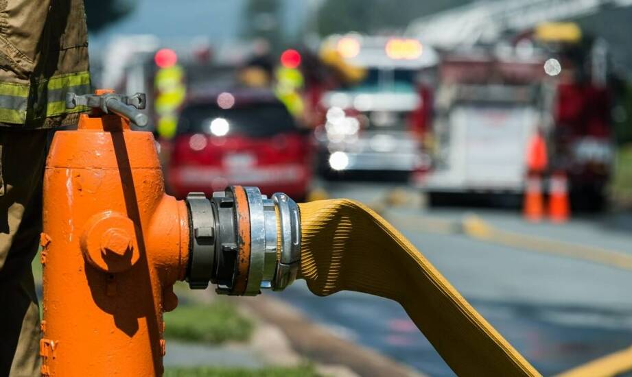 Jak awarie instalacji elektrycznej zniekształcają wyniki pomiarów hydrantów w hali produkcyjnej