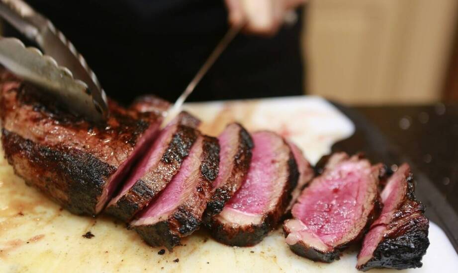 Jak kroić porterhouse po obróbce, by polędwica i rostbef zachowały strukturę