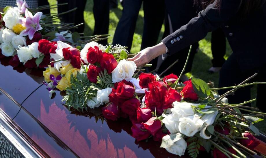 Jak toaleta pośmiertna i balsamacja przygotowują ciało do pożegnania w kaplicy