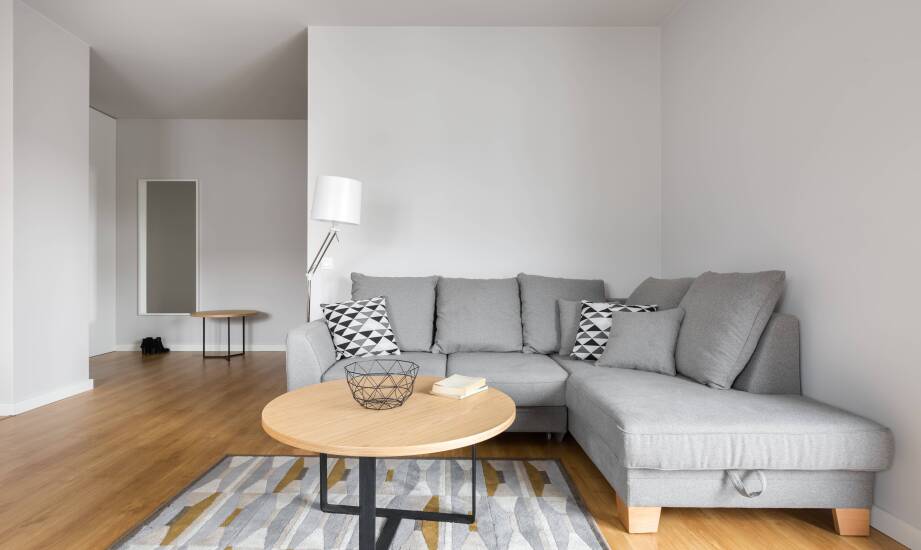 Sofa modułowa czy narożnik relax — który układ mniej obciąża mały salon w bloku