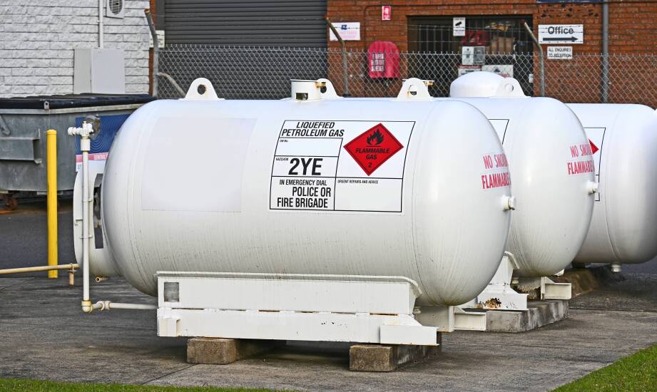 Zbiornik LPG przy domu jednorodzinnym — kiedy formalności i teren działki decydują o sensie inwestycji